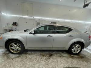 lot 14F image: 2010 Dodge Avenger RT - 2 OWNERS