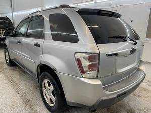 lot 10 image: 2005 Chevrolet Equinox LS - 2 OWNERS