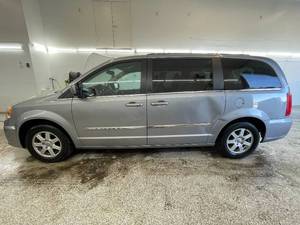 lot 16H image: 2013 Chrysler Town And Country Touring