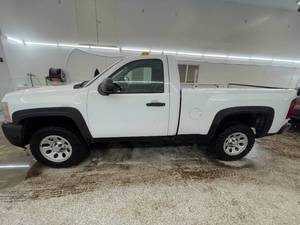 lot 4R image: 2011 Chevrolet Silverado 1500 Work Truck - 2 OWNERS - 4X4 - 99,874 MILES