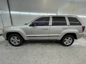 lot 9J image: 2007 Jeep Grand Cherokee Laredo - 4X4