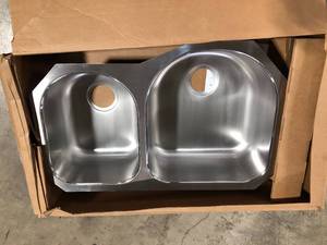 Elkay  Dayton Undermount Stainless Steel 31.25 in. Double Bowl Kitchen Sink  Customer returns Review all pictures
