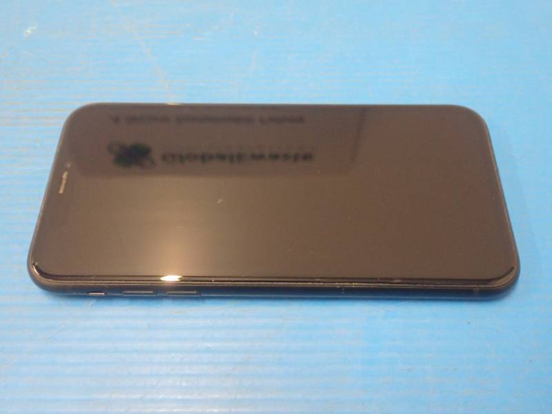 lot 37 image: Apple&nbspiPhone XR a1984  64GB of storage  Carrier status unknown  includes power cable  minor scratches in screen