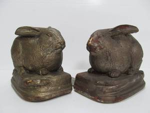 lot 18 image: Set of Vintage Full Body BORGHESE Rabbit Bookends