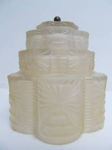 lot 32 image: Excellent Vintage 1930s Deco Glass Skyscraper Lamp Shade