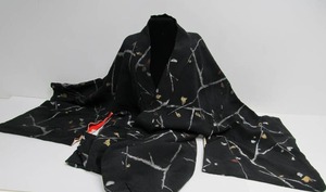 lot 70 image: Excellent Vintage Japanese Kimono 