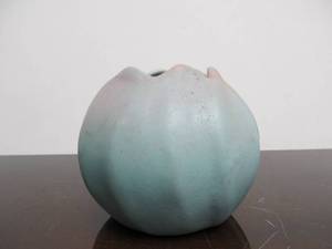 lot 88 image: Lovely Vintage Signed ROSEMEADE Small Art Pottery Tulip Vase
