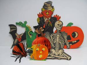 lot 95 image: Fantastic Lot of Old Vintage Halloween Decorations