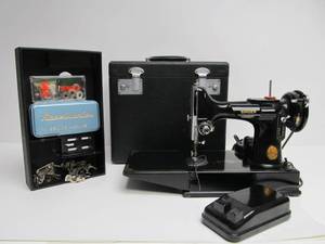 lot 96 image: Excellent Vintage SINGER Featherweight Sewing Machine wCase
