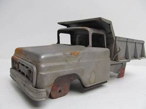 lot 104 image: Old Vintage TONKA Circa 1960 Metal Dump Truck (Restoration Started)