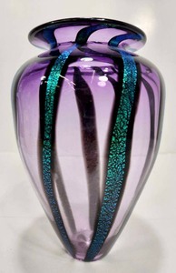 lot 182 image: Beautiful Signed Purple & Iridescent BlueGreen Art Glass Vase