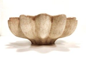 lot 197 image: Vintage RED WING Art Pottery CenterpieceFruit Bowl