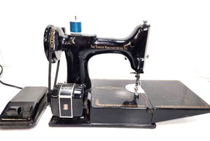 lot 5 image: Very Nice Vintage SINGER Model 221 Featherweight Sewing Machine wCase & Accessories