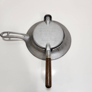 lot 221 image: Excellent Vintage NORDIC WARE Scandinavian Kramkake Iron