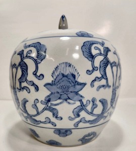 lot 226 image: Vintage Blue & White Oriental Lidded Jar
