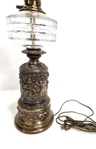 lot 231 image: Large Ornate Vintage Brass & Glass Table Lamp