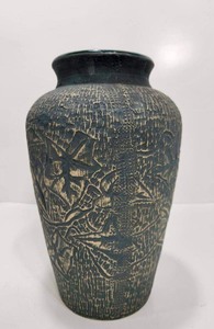 lot 239 image: Nice Vintage RED WING Union Stoneware Brush Ware Vase 