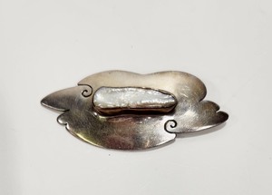 lot 254 image: Sculptural Vintage Sterling Silver & Large Natural Pearl Brooch Pin