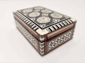 lot 273 image: Small Ornate Inlaid Middle Eastern Bone & Mother of Pearl Hinged Wood Box