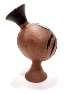lot 285 image: Vintage Stoneware Designs West BEASTIE Critter Vase