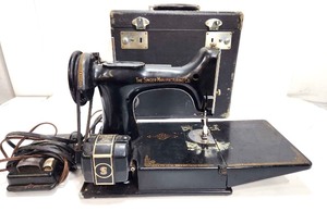 lot 351 image: Vintage SINGER Featherweight Sewing Machine wCase & Accessories