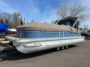 lot 6 image: 2018 Bennington 25 GSR Tri Toon MN 1136 LT