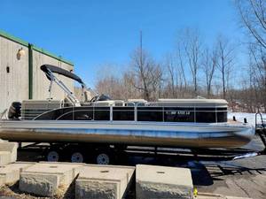 lot 30 image: 2015 Bennington 2550 GSRB MN 4705 LG