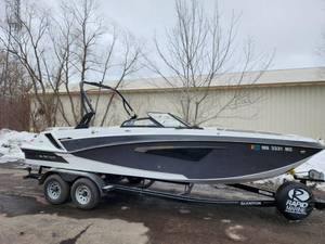 lot 20 image: 2020 Glastron GTD 245 MN 3331 MC