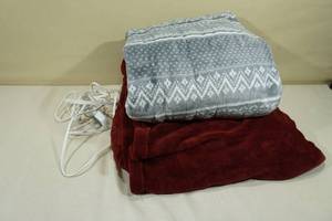 lot 29 image: 2 Biddeford Velour with Sherpa Electric Heated Throw -Only One Charger