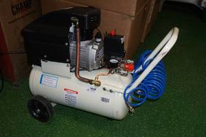 lot 117 image: Pulsar 6-Gallon Horizontal Electric Air Compressor