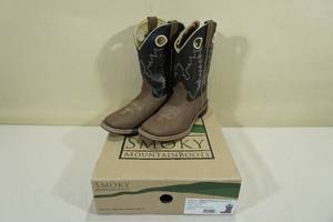 lot 130 image: Smoky Mountain Boots -Kids Size 3, BlackBrown