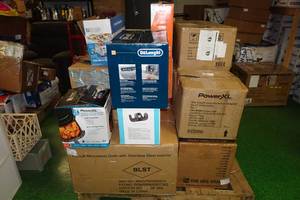 lot 359 image: Pallet of Damaged Items - Microwaves, Printers, Massagers, Small Appliances