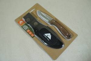 lot 15 image: Ozark Trail 7 Fixed Blade Knife
