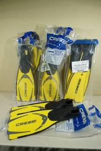 lot 78 image: 4 Pairs Cressi Pluma Snorkel Fins -YellowBlack