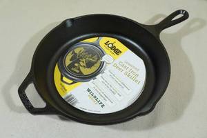 lot 98 image: Lodge Seasoned Cast Iron Deer Skillet -10.25