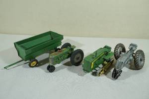 lot 120 image: 4 Vintage John Deere Cast Iron Tractors