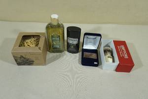 lot 141 image: Assorted Mens Selfcare Products -Loofa, Money Clip, Body Wash