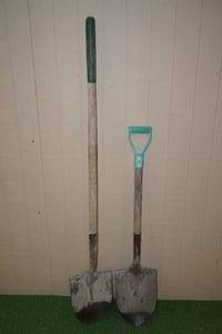 lot 200 image: 2 Shovels