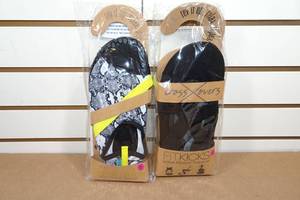 lot 360 image: 2 Pairs Womens Fit Kicks -Size Small