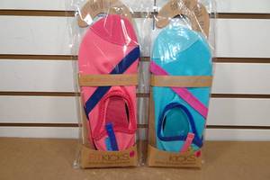 lot 362 image: 2 Pairs Womens Fit Kicks -Size Medium