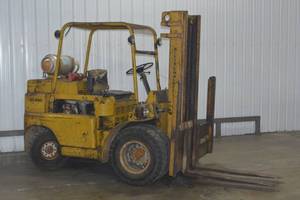 lot 1 image: Allis Chalmers AC-P60 LP Forklift
