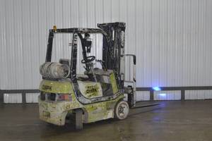 lot 2 image: Clark CMC15L LP Forklift