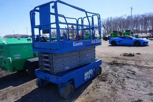 lot 15 image: 2006 Genie Model GS 3246 Electric Scissors Lift