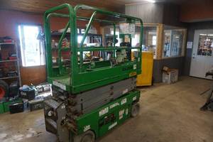 lot 14 image: Genie GS - 1930 Electric Scissors Lift