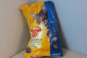 lot 371 image: Damaged Packaging Cat Food