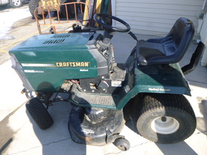 lot 5 image: Craftsman Riding Lawn Mower