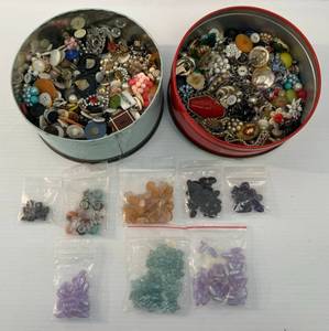 lot 62 image: Large Group Of Vintage Buttons And Beads