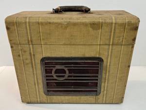 lot 73 image: Vintage Illustravox Standard Magnavox Portable Record Player