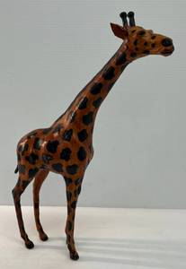 lot 76 image: 18 Leather Wrapped Giraffe Glass Eyes