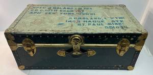 lot 124 image: Vintage Foot Locker With Print 30 34 x 16 58 x 12 38